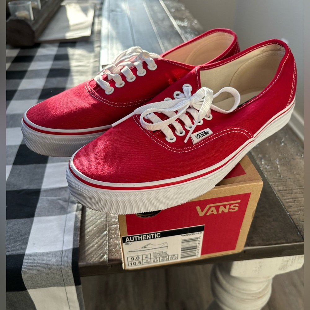 Brand: Vans
Color: Red
Size: 9 Mens/10.5 Womens
Condition: Lightly Used